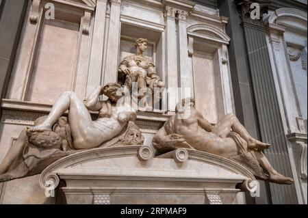 La tomba di Giuliano de' Medic, duca di Nemours, (1478-1516). È raffigurato come un capitano dell'esercito, con uno staff di comando. Sia la tomba che Foto Stock