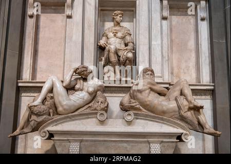 La tomba di Giuliano de' Medic, duca di Nemours, (1478-1516). È ritratto come un capitano dell'esercito che detiene uno staff di comando. Sia la tomba che Foto Stock