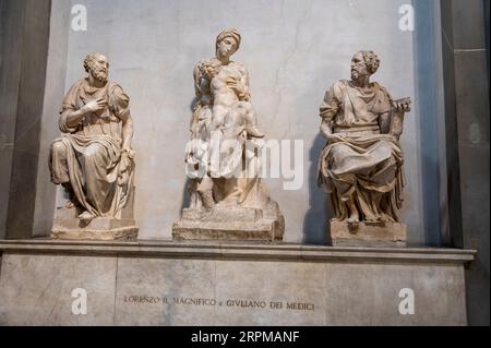 Le statue marmoree: Da sinistra a destra sono di San Cosma di giovani Angelo da Montorsoli, Madonna con bambino di Michelangelo Buonarotti e San Damiano Foto Stock