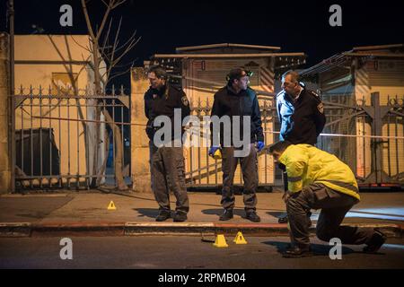 News Themen der Woche KW06 News Bilder des Tages 200206 -- GERUSALEMME, 6 febbraio 2020 -- la polizia israeliana ispeziona la scena di un sospetto attacco in auto a Gerusalemme il 6 febbraio 2020. Un palestinese ha speronato la sua auto in un gruppo di truppe israeliane a Gerusalemme all'inizio di giovedì, ferendo almeno 12 soldati, ha detto le autorità israeliane. JINI via Xinhua MIDEAST-GERUSALEMME-AUTO che SMONTANO ATTACCO ShangxHao PUBLICATIONxNOTxINxCHN Foto Stock