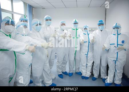 200208 -- HEFEI, 8 febbraio 2020 -- un operatore sanitario 4th R che indossa una tuta protettiva che è fatta da una società di materiale medico con sede nella provincia di Anhui della Cina orientale posa per una foto di gruppo con i colleghi all'ospedale della Croce Rossa di Wuhan a Wuhan, provincia di Hubei della Cina centrale, 24 gennaio 2020. Nella provincia di Anhui sono in corso sforzi aziendali per garantire forniture mediche a Wuhan, l'epicentro dell'attuale nuova epidemia di coronavirus. Foto di KE Hao/Xinhua CHINA-ANHUI-NOVEL CORONAVIRUS EPIDEMICO-MEDICAL SUPPLY CN ZhangxDuan PUBLICATIONxNOTxINxCHN Foto Stock