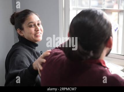 200208 -- WENZHOU, 8 febbraio 2020 -- Mauritian Hosany Sumayyah L chiacchiera con suo marito pakistano Abdul Zahir Hamad durante l'ora di pranzo in un nuovo checkpoint di prevenzione e controllo del coronavirus di un'uscita autostradale a Wenzhou, nella provincia dello Zhejiang della Cina orientale, 8 febbraio 2020. Abdul Zahir Hamad e Mauritian Hosany Sumayyah, una coppia sposata, lavorano entrambi come medici al Panhealth Medical Center di Wenzhou. Dall'epidemia del nuovo coronavirus, hanno servito come volontari in un checkpoint di uscita dell'autostrada a Wenzhou, controllando le informazioni sull'identità e misurando la temperatura corporea per la guida Foto Stock