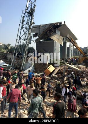 200209 -- NEW DELHI, 9 febbraio 2020 -- i soccorritori e i locali si riuniscono nel luogo in cui un edificio a tre piani è crollato nel distretto di Mohali, nello stato indiano settentrionale del Punjab, 8 febbraio 2020. Due persone sono state salvate, mentre molte altre sono temuto ancora intrappolate sotto i detriti sabato dopo che un edificio di tre piani è crollato nello stato indiano settentrionale del Punjab, hanno detto i funzionari. L'edificio crollò nella strada Kharar-Landran nel distretto di Mohali, a circa 20 km a ovest di Chandigarh, la capitale del Punjab. Str/Xinhua INDIA-PUNJAB-MOHALI-BUILDING COLLAPSE Stringer PUBLICATIONxNOTxINxCHN Foto Stock