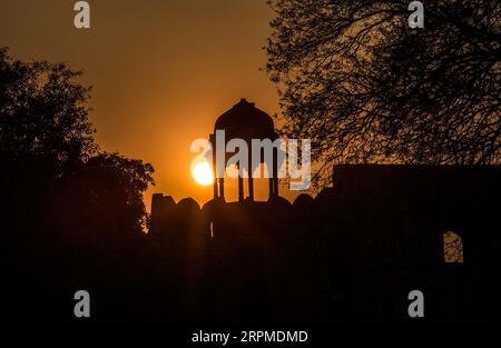 200209 -- NEW DELHI, 9 febbraio 2020 -- foto scattata il 9 febbraio 2020 mostra il tramonto a Purana Qila, uno dei forti più antichi, a nuova Delhi, in India. INDIA-NUOVA DELHI-SUNSET JavedxDar PUBLICATIONxNOTxINxCHN Foto Stock