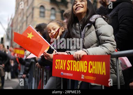 2020 Bilder des Jahres, News 02 February uar News Themen der Woche KW06 News Bilder des Tages 200210 -- NEW YORK, 10 Feb. 2020 -- la gente guarda la parata del Capodanno lunare cinese nella Chinatown di New York, negli Stati Uniti, 9 febbraio 2020. U.S.-NEW YORK-CHINESE LUNAR NEW YEAR-PARADE LIXMUZI PUBLICATIONXNOTXINXCHN Foto Stock