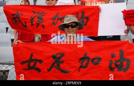 200210 -- SYDNEY, 10 febbraio 2020 -- tifosi della nazionale di calcio femminile cinese tifo con striscioni durante la partita di qualificazione 2020 del torneo di calcio olimpico femminile tra Cina e Taipei cinese a Sydney, Australia, il 10 febbraio 2020. SPAUSTRALIA-SYDNEY-FOOTBALL-TOKYO 2020 TORNEO DI QUALIFICAZIONE BAIXXUEFEI PUBLICATIONXNOTXINXCHN Foto Stock