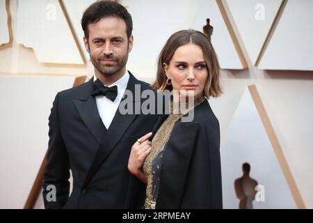 200210 -- LOS ANGELES, 10 febbraio 2020 -- Benjamin Millepied L e Natalie Portman arrivano per il Red carpet del 92° Academy Awards al Dolby Theater di Los Angeles, negli Stati Uniti, il 9 febbraio 2020. U.S.-LOS ANGELES-OSCAR-RED CARPET LIXYING PUBLICATIONXNOTXINXCHN Foto Stock