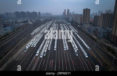 200211 -- PECHINO, 11 febbraio 2020 -- foto aerea scattata il 10 febbraio 2020 mostra i treni parcheggiati a Wuhan, nella provincia di Hubei della Cina centrale. XINHUA FOTO DEL GIORNO XiaoxYijiu PUBLICATIONxNOTxINxCHN Foto Stock