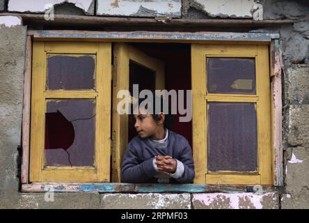 200211 -- PECHINO, 11 febbraio 2020 -- Una ragazza palestinese guarda fuori dalla sua casa in un quartiere povero nella città meridionale di Khan Younis nella Striscia di Gaza, 10 febbraio 2020. Foto di /Xinhua XINHUA FOTO DEL GIORNO YasserxQudih PUBLICATIONxNOTxINxCHN Foto Stock