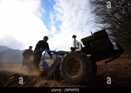 200211 -- PECHINO, 11 febbraio 2020 -- gli abitanti del villaggio arano e seminano nel campo nel villaggio Heyan della contea di Minhe, provincia del Qinghai della Cina nord-occidentale, 10 febbraio 2020. XINHUA FOTO DEL GIORNO ZhangxLong PUBLICATIONxNOTxINxCHN Foto Stock