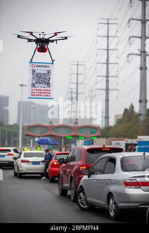 200211 -- SHENZHEN, 11 febbraio 2020 Xinhua -- Un drone che porta un cartello con il codice QR è visto vicino a una stazione a pedaggio autostradale a Shenzhen, provincia del Guangdong della Cina meridionale, 11 febbraio 2020. Come misura per contribuire a prevenire e controllare il nuovo coronavirus, un sistema di registrazione online per i veicoli che tornano a Shenzhen è stato messo in uso dall'8 febbraio. Per aumentare l'efficienza, gli agenti di polizia locali hanno utilizzato droni per portare un codice QR alle uscite dell'autostrada per consentire ai conducenti di registrarsi con meno contatti con altre persone. Foto di Lai li/Xinhua CHINA-SHENZHEN-NCP-QR CODE-REGISTER CN PUBLICATIONxNOTxINxCHN Foto Stock