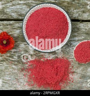 Papavero comune, papavero di mais, papavero rosso (Papaver rhoeas), sale floreale autoprodotto a base di fiori mangiabili Foto Stock