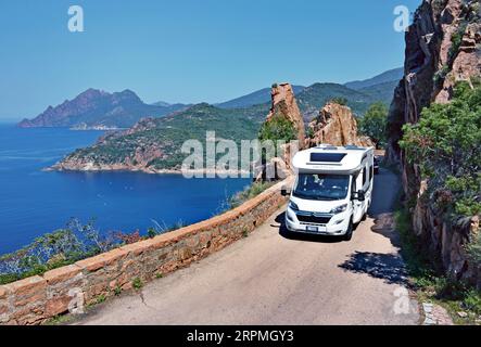 Automobile sulla strada costiera Calanche de piana a Golfe de Porto, Francia, Corsica Foto Stock