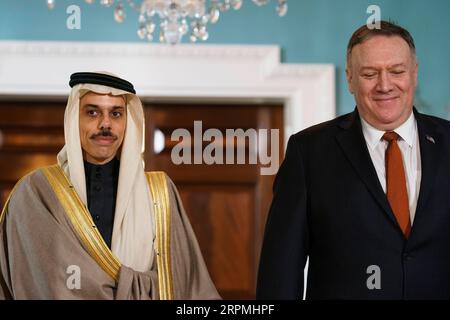 200212 -- WASHINGTON, 12 febbraio 2020 -- il Segretario di Stato americano Mike Pompeo R incontra il Ministro degli Esteri saudita Faysal bin Farhan al Saud a Washington D.C., negli Stati Uniti, il 12 febbraio 2020. Foto di /Xinhua U.S.-WASHINGTON D.C.-POMPEO-ARABIA SAUDITA-FM-MEETING TingxShen PUBLICATIONxNOTxINxCHN Foto Stock