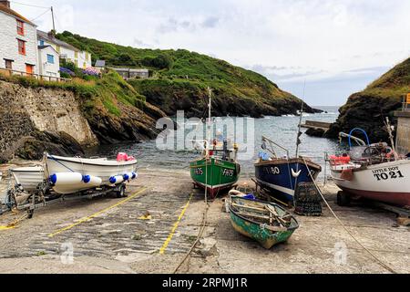 Barche a Portloe Harbour, piccolo villaggio di pescatori, set cinematografico, Cornovaglia, Inghilterra, gran Bretagna Foto Stock