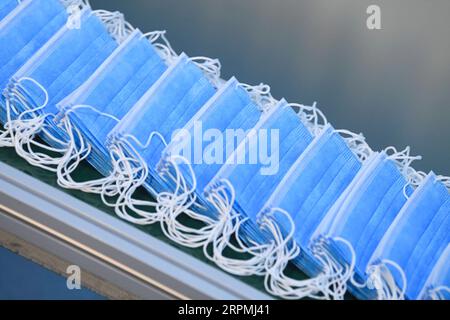 200213 -- PECHINO, 13 febbraio 2020 -- foto scattata l'11 febbraio 2020 mostra le maschere realizzate presso una società di forniture mediche nel distretto di Nan An, nel sud-ovest della Cina, a Chongqing. XINHUA FOTO DEL GIORNO WangxQuanchao PUBLICATIONxNOTxINxCHN Foto Stock