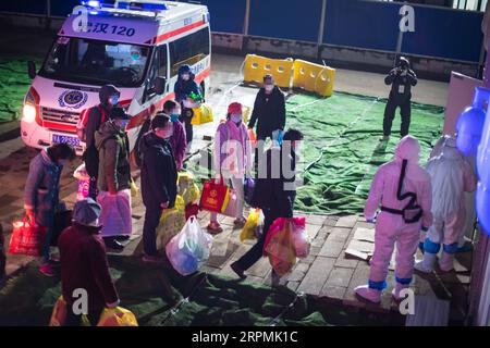 200213 -- PECHINO, 13 febbraio 2020 -- i pazienti entrano nel reparto del Leishenshan Thunder God Mountain Hospital a Wuhan, capitale della provincia di Hubei della Cina centrale, 8 febbraio 2020. Xinhua titoli: La battaglia cinese contro il coronavirus offre un'esperienza preziosa per le future lotte contro le epidemie XiaoxYijiu PUBLICATIONxNOTxINxCHN Foto Stock