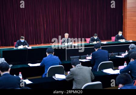 200213 -- PECHINO, 13 febbraio 2020 -- il vice Premier cinese Hu Chunhua, anche membro dell'Ufficio politico del Comitato centrale del Partito Comunista Cinese, fa osservazioni in una teleconferenza sul lavoro di lavoro in mezzo alla nuova epidemia di coronavirus a Pechino, capitale della Cina, 13 febbraio 2020. CHINA-BEIJING-HU CHUNHUA-TELECONFERENZA-OCCUPAZIONE CN ZHANGXLING PUBLICATIONXNOTXINXCHN Foto Stock