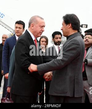 200214 -- ISLAMABAD, 14 febbraio 2020 -- la foto rilasciata dal Pakistan Press Information Department mostra il primo ministro pakistano Imran Khan R stringere la mano al presidente turco Recep Tayyip Erdogan al suo arrivo a Islamabad, Pakistan, 13 febbraio 2020. Giovedì il presidente turco Recep Tayyip Erdogan è arrivato in Pakistan per una visita di due giorni. /Handout via Xinhua PAKISTAN-ISLAMABAD-PRESIDENTE TURCO-VISITA PID PUBLICATIONxNOTxINxCHN Foto Stock