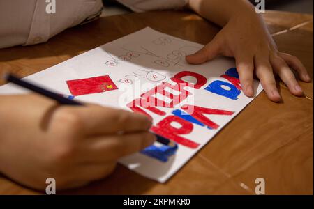 200214 -- SAN JOSE, 14 febbraio 2020 Xinhua -- Jose David Porras Mendez, un ragazzo costaricano di 11 anni, fa un disegno a sostegno della lotta della Cina contro il nuovo coronavirus a San Jose, Costa Rica, 28 gennaio 2020. Foto di Esteban dato/Xinhua COSTA RICA-SAN JOSE-CHINA-NOVEL CORONAVIRUS-FIGHT-SUPPORT PUBLICATIONxNOTxINxCHN Foto Stock