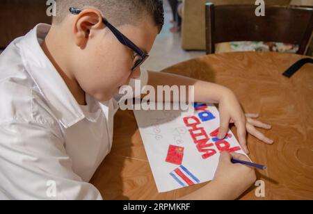 200214 -- SAN JOSE, 14 febbraio 2020 Xinhua -- Jose David Porras Mendez, un ragazzo costaricano di 11 anni, fa un disegno a sostegno della lotta della Cina contro il nuovo coronavirus a San Jose, Costa Rica, 28 gennaio 2020. Foto di Esteban dato/Xinhua COSTA RICA-SAN JOSE-CHINA-NOVEL CORONAVIRUS-FIGHT-SUPPORT PUBLICATIONxNOTxINxCHN Foto Stock