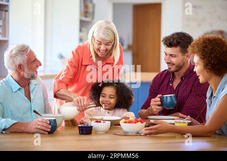 La famiglia di più generazioni a casa gusta la colazione insieme Foto Stock