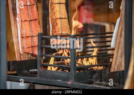 Recipiente per il fuoco con salmone fumante Foto Stock