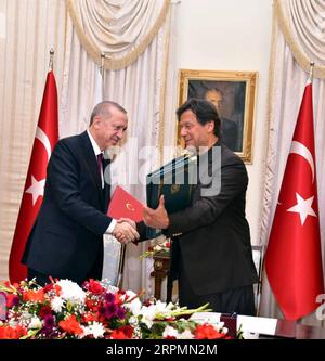 200214 -- ISLAMABAD, 14 febbraio 2020 -- la foto rilasciata dal Dipartimento di informazione della stampa pakistana mostra che il primo ministro pakistano Imran Khan R stringe la mano al presidente turco Recep Tayyip Erdogan dopo aver firmato una dichiarazione congiunta durante una cerimonia a Islamabad, capitale del Pakistan, il 14 febbraio 2020. Il Pakistan e la Turchia hanno firmato qui venerdì un quadro economico strategico SEF, che promuove le relazioni commerciali ed economiche per l'ulteriore dialogo sull'accordo di libero scambio. /Handout via Xinhua PAKISTAN-ISLAMABAD-TURCHIA-COOPERAZIONE PID PUBLICATIONxNOTxINxCHN Foto Stock