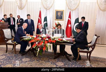 200214 -- ISLAMABAD, 14 febbraio 2020 -- la foto rilasciata dal Pakistan Press Information Department mostra il primo ministro pakistano Imran Khan 2nd R, il fronte e il presidente turco Recep Tayyip Erdogan 2nd L, testimone frontale la firma del memorandum d'intesa tra Pakistan e Turchia durante una cerimonia a Islamabad, capitale del Pakistan, il 14 febbraio 2020. Il Pakistan e la Turchia hanno firmato qui venerdì un quadro economico strategico SEF, che promuove le relazioni commerciali ed economiche per l'ulteriore dialogo sull'accordo di libero scambio. /Handout via Xinhua PAKISTAN-ISLAMABAD-TURCHIA-COOPERAZIONE PID PUBLICATIONxNOTxINxCHN Foto Stock