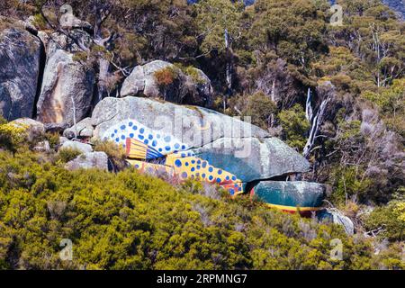 DERBY, AUSTRALIA, 23 SETTEMBRE 2022: Pittura di pesci aborigeni su roccia e paesaggio circostante nella città rurale di Derby in una fredda mattina primaverile Foto Stock