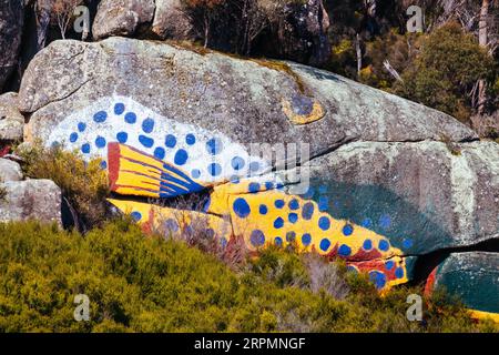 DERBY, AUSTRALIA, 23 SETTEMBRE 2022: Pittura di pesci aborigeni su roccia e paesaggio circostante nella città rurale di Derby in una fredda mattina primaverile Foto Stock