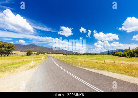 Paesaggio estivo intorno al fiume Kiewa presso il Keegans Bridge e la Streamside Reserve nella Valle degli Ovens vicino al Monte Beauty a Victoria, Australia Foto Stock