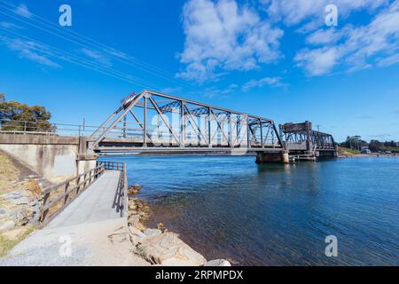 L'idilliaca città costiera di Narooma e il suo ponte che attraversa la famosa insenatura di Wagonga nella costa meridionale, nel nuovo Galles del Sud, in Australia Foto Stock