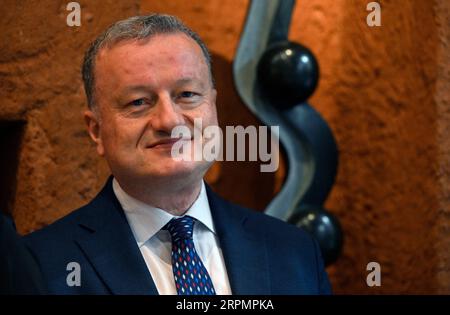 Praga, Repubblica Ceca. 5 settembre 2023. Jan Konvalinka, direttore dell'Istituto di chimica organica e biochimica dell'Accademia ceca delle scienze, partecipa alla conferenza stampa sull'avvio del cluster Prague.bio, piattaforma a sostegno delle principali attività di ricerca, sviluppo e innovazione in medicina e scienze, il 5 settembre 2023, a Praga, Repubblica Ceca. Crediti: Katerina Sulova/CTK Photo/Alamy Live News Foto Stock
