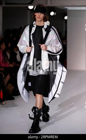 200216 -- LONDRA, 16 febbraio 2020 -- Un modello cammina in pista durante la sfilata BOSIDENG alla London Fashion Week di Londra, in Gran Bretagna, 16 febbraio 2020. BRITAIN-LONDON-FASHION WEEK-BOSIDENG HanxYan PUBLICATIONxNOTxINxCHN Foto Stock