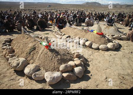 200216 -- JALALABAD, 16 febbraio 2020 -- persone partecipano a un funerale di abitanti del villaggio uccisi da attacchi aerei nella provincia di Nangarhar, Afghanistan, 15 febbraio 2020. Otto abitanti del villaggio, tra cui un bambino, sono stati uccisi a seguito di attacchi aerei nella provincia orientale afghana di Nangarhar venerdì, un funzionario provinciale ha detto sabato. Foto di Saifurahman Safi/Xinhua AFGHANISTAN-NANGARHAR-ATTACCO AEREO XinhuaxKabul PUBLICATIONxNOTxINxCHN Foto Stock