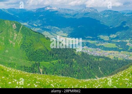 Panorama da Fellhorn, 2038 m, in Kleinwalsertal, Allgaeu, Vorarlberg, Austria Foto Stock