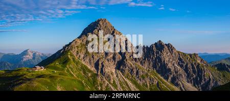 Fiderepasshuette e Hammerspitze, 2260m, dietro Hoher Ifen, 2230m, Allgaeu Alps, Allgaeu, Baviera, Germania Foto Stock
