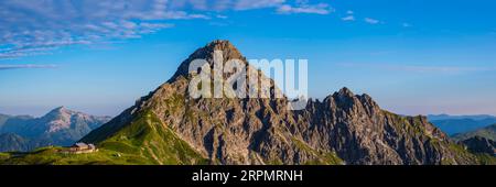 Fiderepasshuette e Hammerspitze, 2260m, dietro Hoher Ifen, 2230m, Allgaeu Alps, Allgaeu, Baviera, Germania Foto Stock