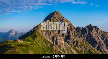 Fiderepasshuette e Hammerspitze, 2260m, dietro Hoher Ifen, 2230m, Allgaeu Alps, Allgaeu, Baviera, Germania Foto Stock