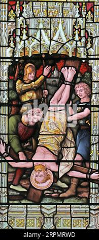 Una vetrata raffigurante il Martirio di San Pietro, la Chiesa di San Pietro ad Vincula, Coggleshall, Essex Foto Stock