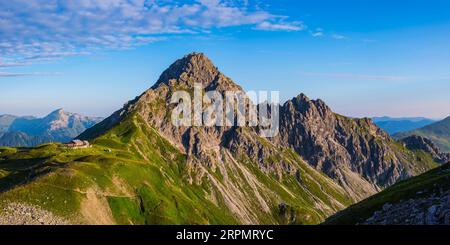 Fiderepasshuette e Hammerspitze, 2260m, dietro Hoher Ifen, 2230m, Allgaeu Alps, Allgaeu, Baviera, Germania Foto Stock