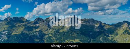 Mindelheimer Klettersteig, catena montuosa con i tre Schafalpenkoepfe, Fiderescharte, 2214 m, Alpi Allgaeu, Allgaeu, Baviera, Germania Foto Stock