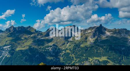 Mindelheimer Klettersteig, catena montuosa con i tre Schafalpenkoepfe, Fiderescharte, 2214 m, Alpi Allgaeu, Allgaeu, Baviera, Germania Foto Stock