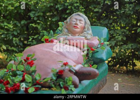 Figura fiabesca bella addormentata, fiaba, riposo, sonno, sonno, sdraiato, rosa, castello, castello, Lichtenwalde, Niederwiesa, Sassonia, Germania Foto Stock