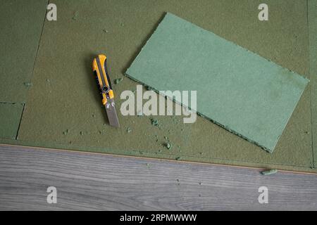 Installazione di laminato sul pavimento, preparazione del sottostrato o imbottitura. Foto Stock