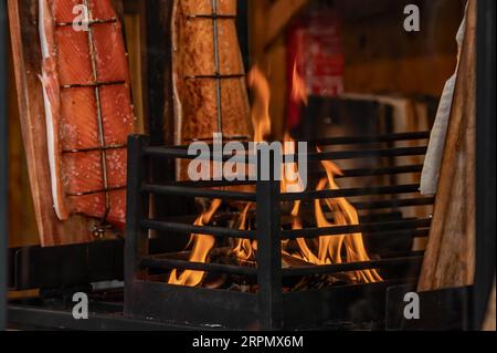 Recipiente per il fuoco con salmone fumante Foto Stock