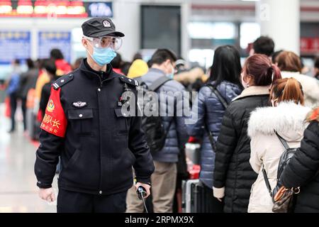 News Themen der Woche KW08 200218 -- GUIYANG, 18 febbraio 2020 -- Un poliziotto pattuglia alla stazione ferroviaria nord di Guiyang a Guiyang, nella provincia di Guizhou, nella Cina sud-occidentale, 18 febbraio 2020. Al fine di prevenire e controllare la diffusione del nuovo coronavirus, i poliziotti della stazione di polizia di Guiyang North Railway Station hanno contribuito a misurare le temperature dei passeggeri e a fornire assistenza ai passeggeri chiave, al fine di garantire la sicurezza dei trasporti dei passeggeri. CHINA-GUIZHOU-GUIYANG-TRAVEL-NOVEL POLIZIOTTI DEL CORONAVIRUS CN OUXDONGQU PUBLICATIONXNOTXINXCHN Foto Stock