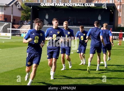 Giocatori scozzesi durante una sessione di allenamento a Lesser Hampden, Glasgow. Data immagine: Martedì 5 settembre 2023. Foto Stock