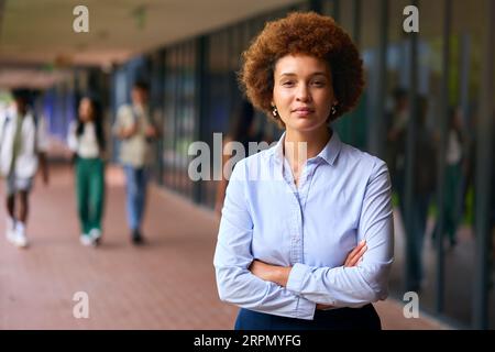 Ritratto di insegnante femminile di scuola superiore o secondaria all'aperto a scuola Foto Stock